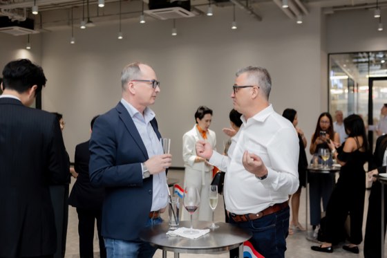 Two guests talking over drinks
